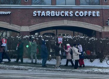 Huelga de empleados de Starbucks escala; afecta a casi todas sus tiendas en Estados Unidos