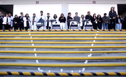 Con cientos de flores rinden homenaje a estudiantes asesinados en Puebla