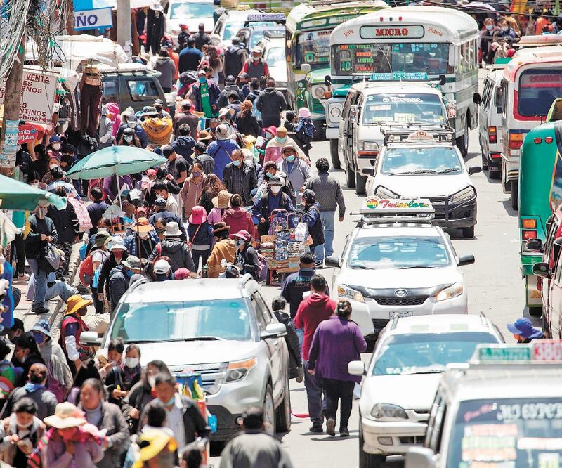 Bolivianos en el centro de La Paz. El conteo de votos de las elecciones seguía ayer con Luis Arce al frente. JOÉDSON ALVES. EFE