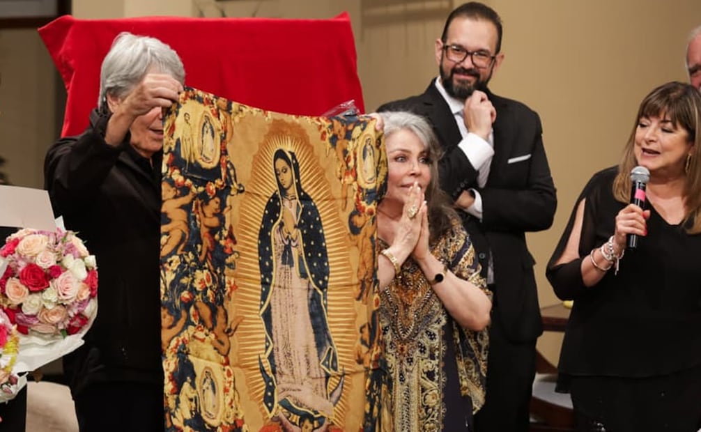 Verónica Castro le obsequia al actor Juan Ferrara una mascada con la imagen de la Virgen de la Guadalupe.
FOTO: CARLOS MEJIA/EL UNIVERSAL