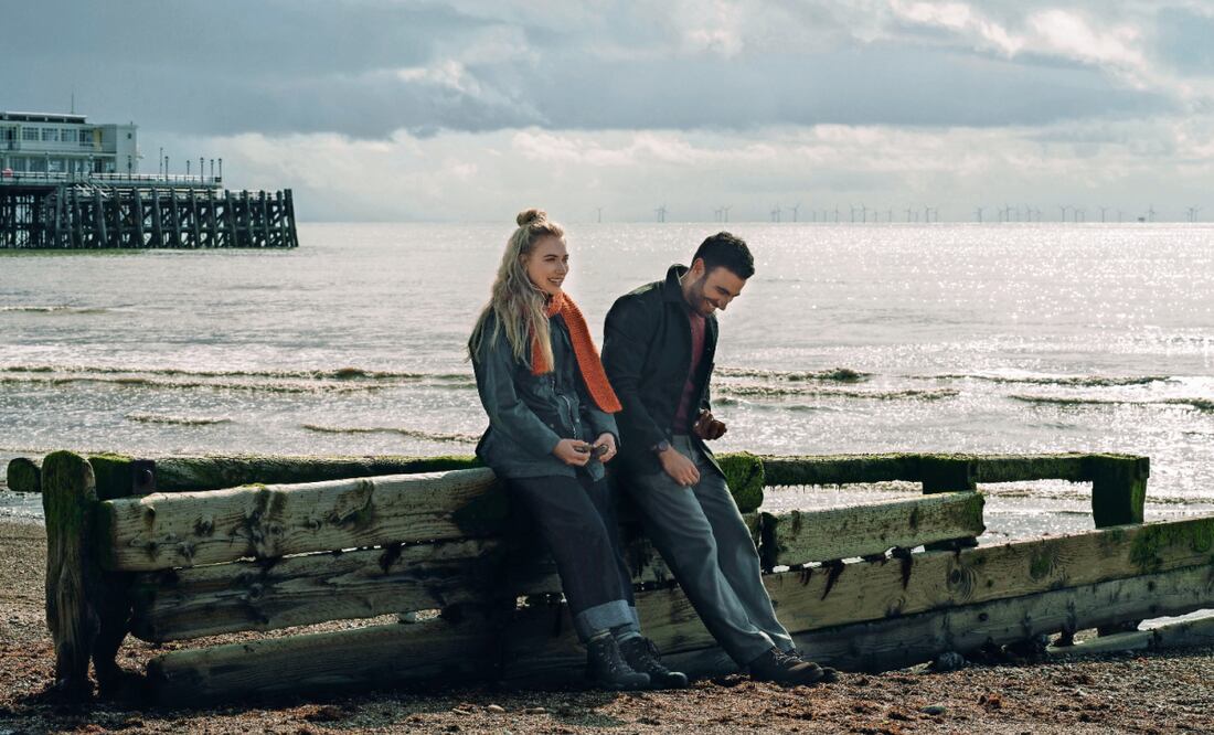 Laura y Simon, dos mejores amigos desde la universidad. Foto: Apple TV+