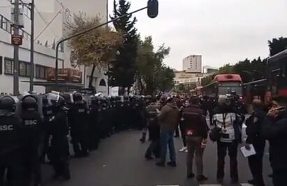 Bloqueo Insurgentes: Policías repliegan a manifestantes y se restablece servicio de la Línea 1 del Metrobús 