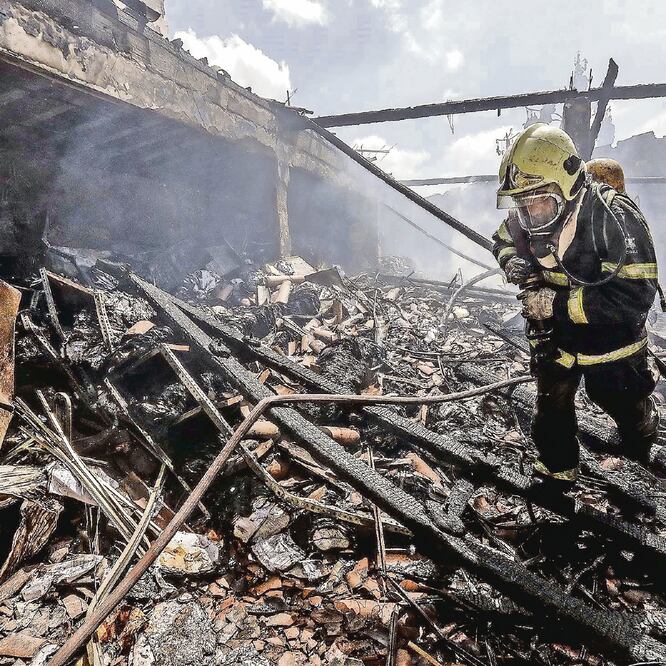 Disturbios. Bomberos controlan el fuego en la sede del Sistema Nacional de Empleo, tras un ataque ayer en Fortaleza, Brasil. JARBAS OLIVEIRA. EFE