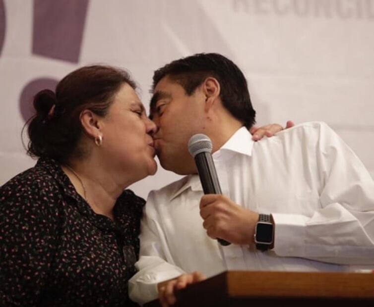 Barbosa se declara ganador; "viene la 4T en Puebla", dice