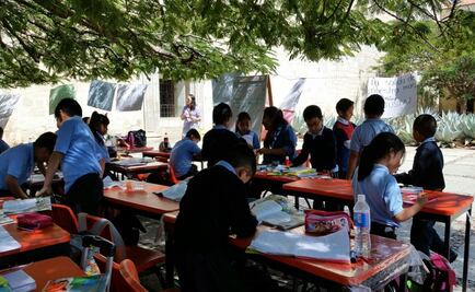 Profesora da clases en la calle tras despido en Oaxaca