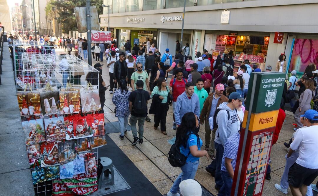Locatarios de comercios en el Centro Histórico se quejan que los vendedores ambulantes “bloquean el paso y tapan visibilidad de los negocios”, por lo que sus ventas han disminuido. Fotos: Axel Sánchez / EL UNIVERSAL