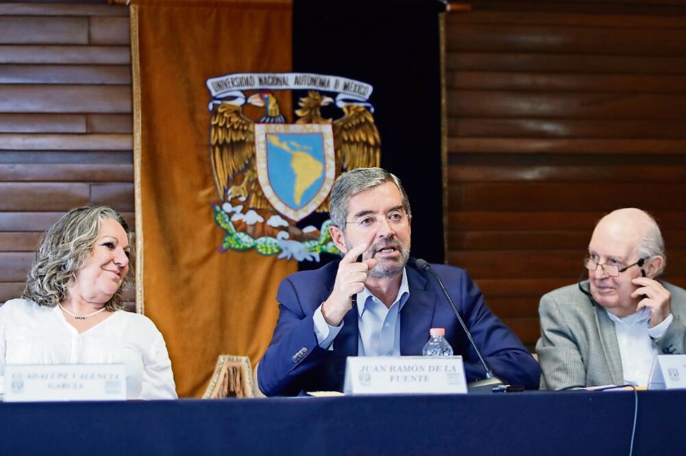 El ex rector Juan Ramón de la Fuente (centro) urgió a prevenir la ingesta temprana de bebidas embriagantes en el país, puesto que, dijo, un joven que consume alcohol es más fácil que llegue a otras drogas (IVÁN STEPHENS. EL UNIVERSAL)