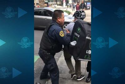 Captan en video supuesto abuso policial y agresión a repartidor de Uber Eats