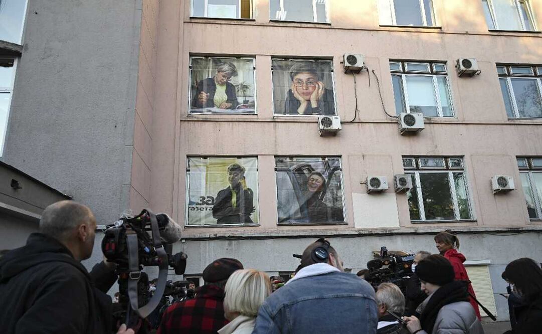 Imágenes de la periodista asesinada Anna Politkóvskaya decoran la fachada de la sede del periódico "Nóvaya Gazeta". Foto: EFE/ Ignacio Ortega