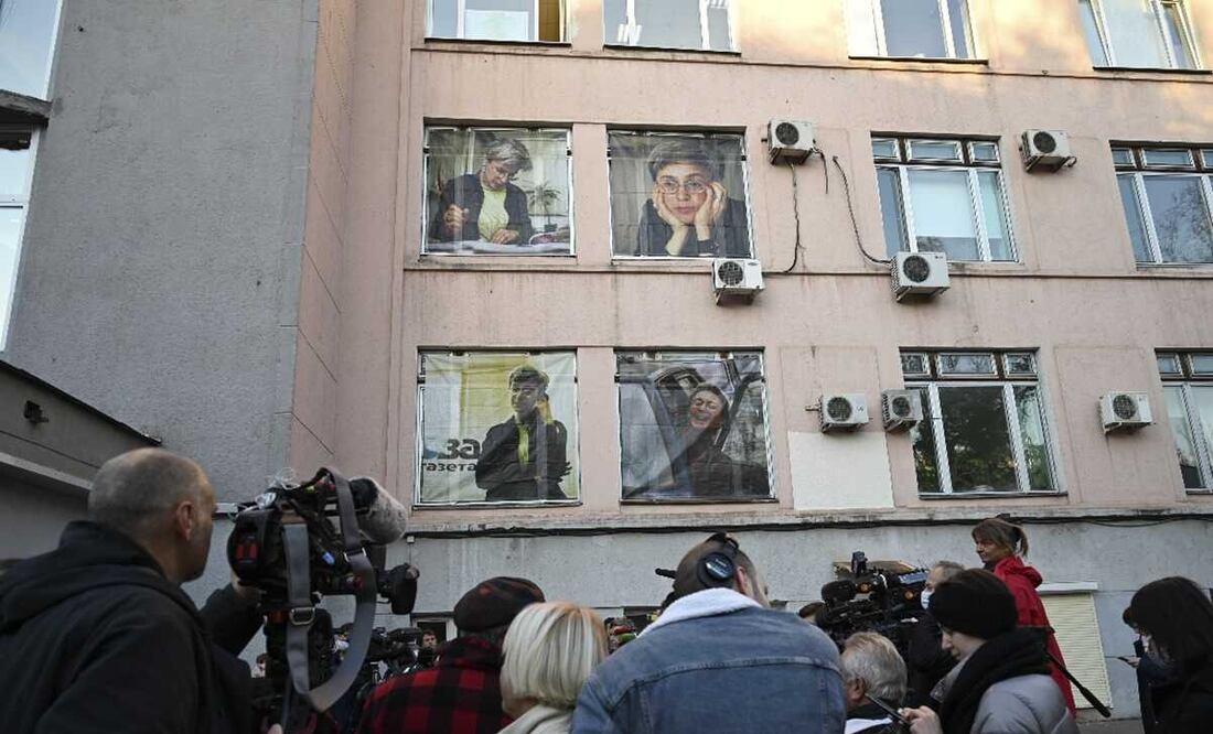 Imágenes de la periodista asesinada Anna Politkóvskaya decoran la fachada de la sede del periódico "Nóvaya Gazeta". Foto: EFE/ Ignacio Ortega
