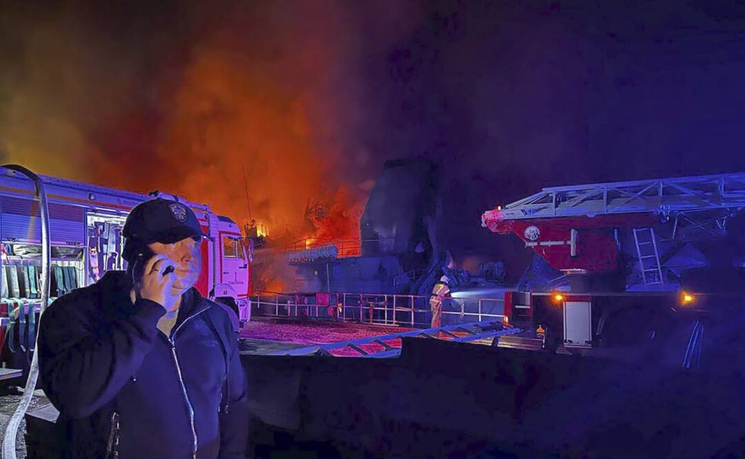 En la imagen el gobernador de Sebastopol, Mikhail Razvozhaev, mientras el Astillero Sebastopol en Crimea, una península anexionada por Rusia, ardía tras un ataque ucraniano el 13 de septiembre de 2023. Foto: AP