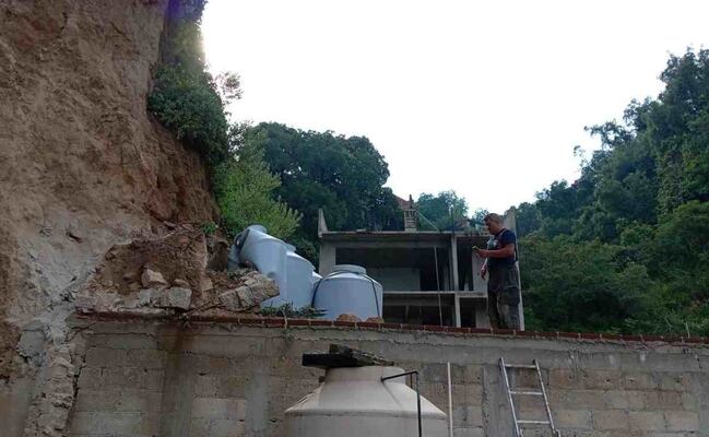 Lluvia intensa en Naucalpan causa deslaves, caída de árboles y daños en viviendas y vehículos