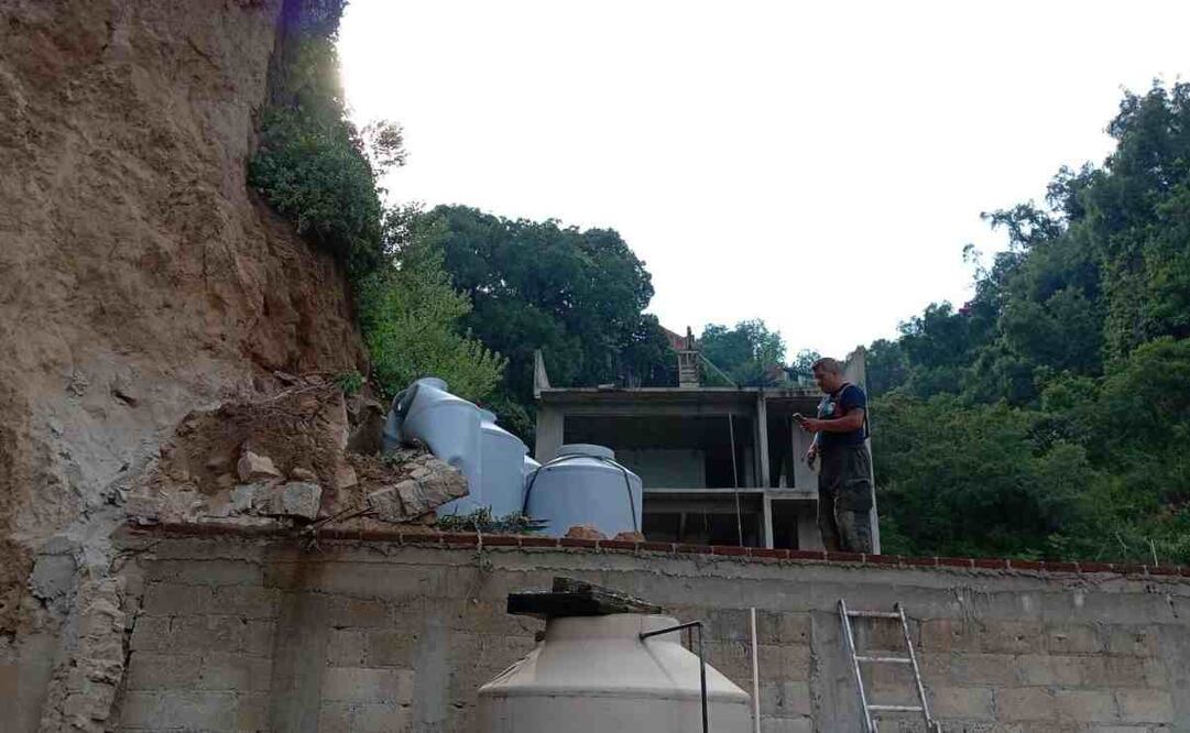 El titular de Protección Civil y Bomberos, Moisés Minquini Matilde, dio a conocer que elementos de la corporación atendieron desprendimientos de taludes en San Francisco Chimalpa y San Juan Totoltepec. Foto: Especial