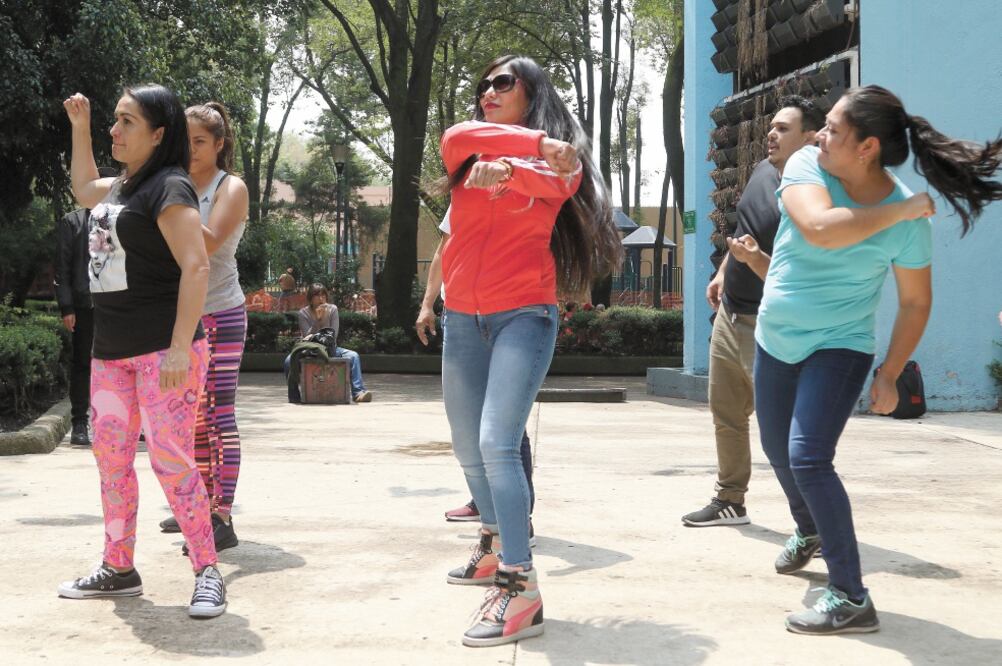 Los talleres se imparten en espacios públicos o particulares por un instructor que enseña a las mujeres técnicas para defenderse de un ataque. Fotos/CARLOS MEJÍA. EL UNIVERSAL