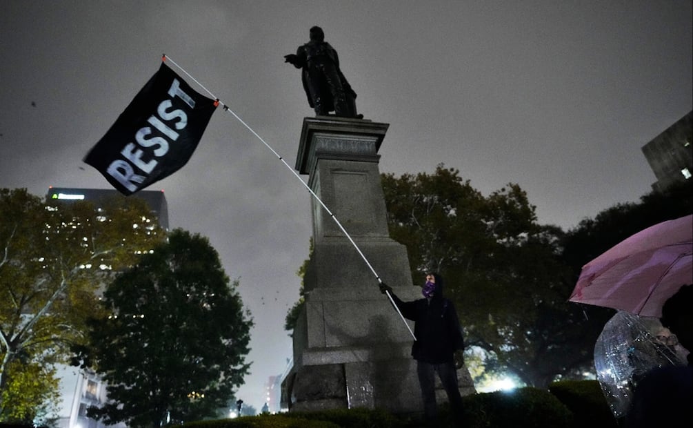 Un joven ondea un abandera con la palabra “resistir” durante la protesta contra las redadas migratorias en Nueva Orleans, Luisiana, el 1 de diciembre del 2025. Foto: AP