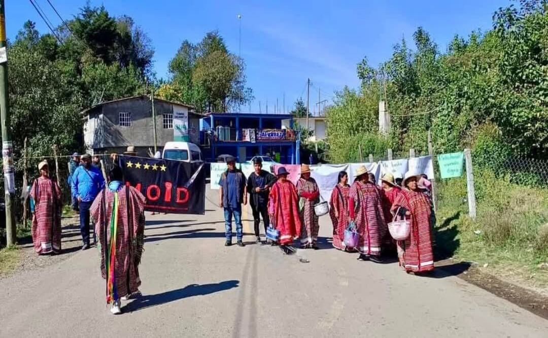 Bloquean la Mixteca y el estado de Oaxaca; exigen atención y justicia por el asesinato de integrantes de la UCIZONI. Foto: Especial
