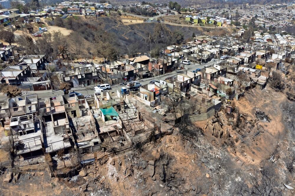 Fotografía aérea que muestra hoy un sector de El Olivar afectado por los incendios forestales de Viña del Mar, en Chile. Foto: EFE