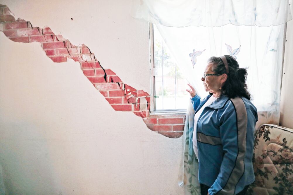 Vecinos de la Unidad Habitacional Santa María Aztahuacan, en Iztapalapa, no ven avances ni tienen apoyos del gobierno (ALEJANDRA LEYVA. EL UNIVERSAL)