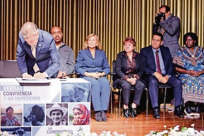 Santos crea Comisión de la Verdad en Colombia
