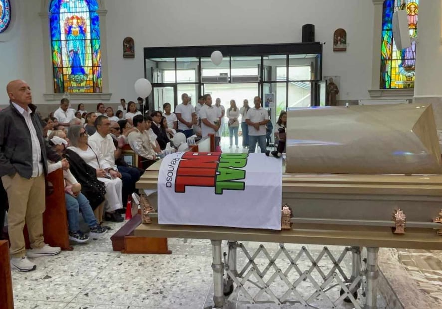 Familiares, autoridades eclesiásticas y amigos de la jovencita le dieron el último adiós. Foto: Especial