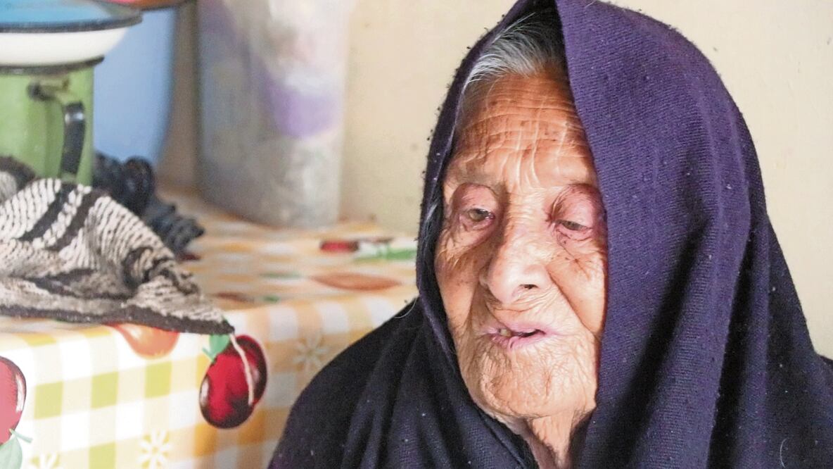 Carmen Campos Rojas relata con lucidez que se percató de que empezó a perder la vista cuando, al guisar sus frijoles, ya no le atinaba a la cazuela. CORTESÍA. CARLOS SAUCEDO