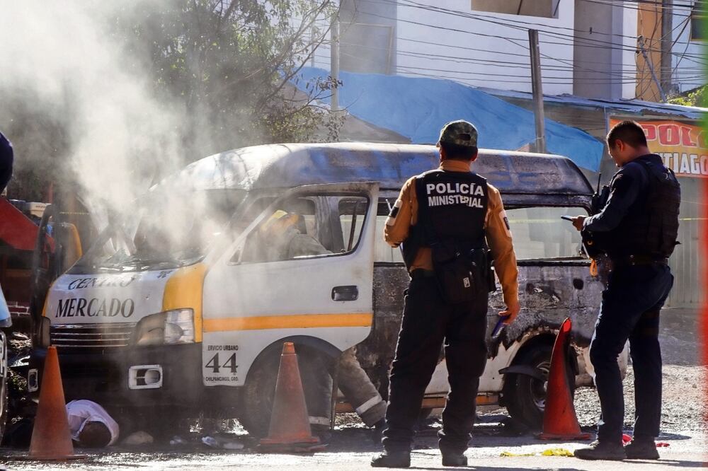 Delincuentes queman un vehículo de la ruta Los Ángeles-Mercado. Foto: Cortesía Amílcar Juárez