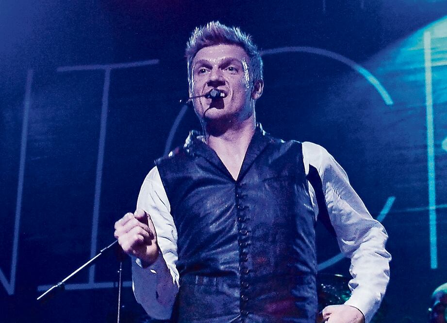 Carter cerró a las 22:49 horas con "Everybody", alzando una bandera de México que le aventaron desde las primeras filas de los asistentes (ARCHIVO. EL UNIVERSAL)