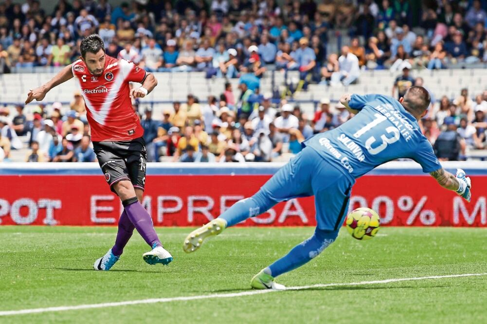 Cristian Pellerano supera sin problemas al portero Saldívar para poner el definitivo 0-2 (EDUARDO VERDUGO. AP)