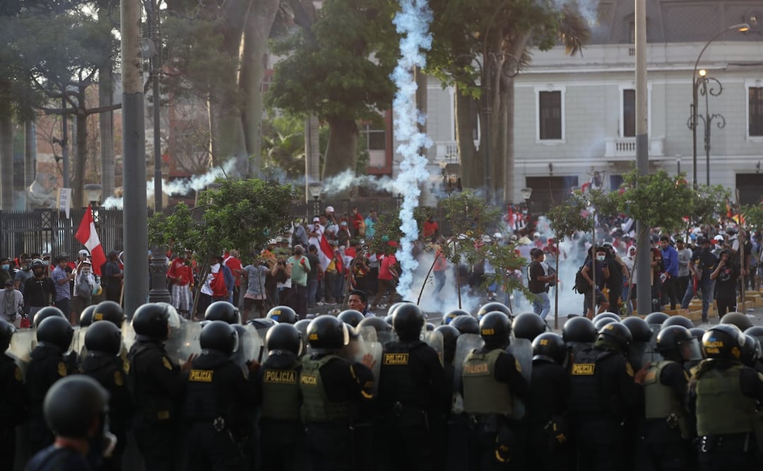 Policías se enfrentan con manifestantes durante la "toma de Lima" hoy, en Lima (Perú). Foto: EFE