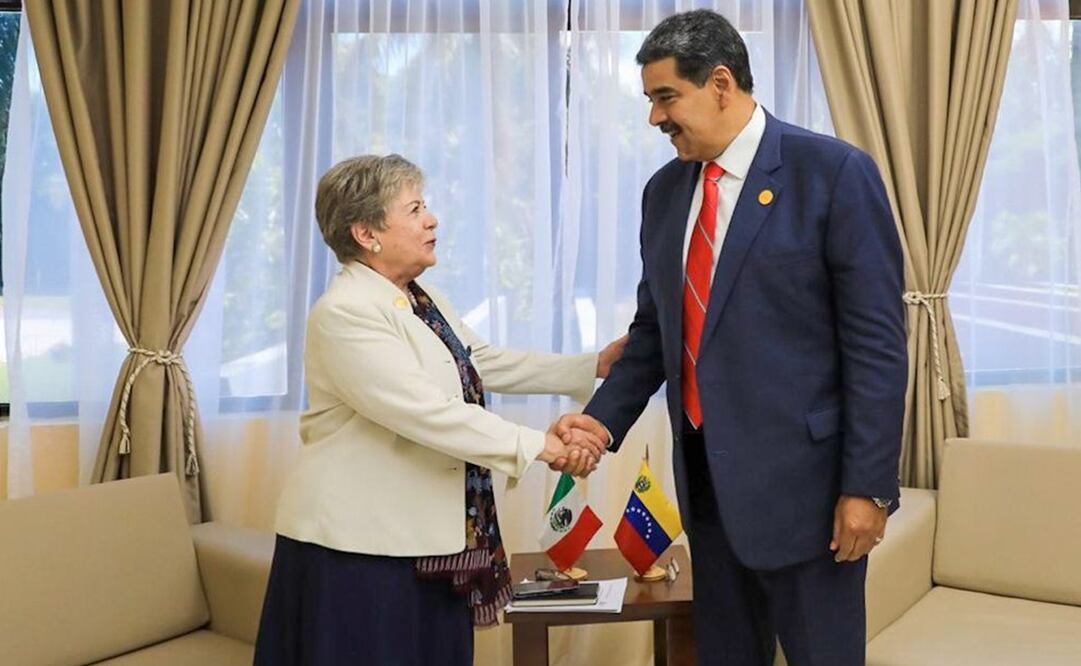 La canciller mexicana, Alicia Bárcena, con el mandatario venezolano, Nicolás Maduro, en La Habana en el marco de la primera jornada de la Cumbre del G77+China. Foto: tomada de X, antes Twitter