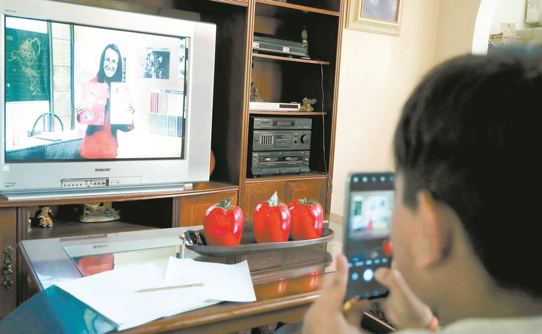 Un menor tomando clases a la distancia, en la Ciudad de México. El confinamiento impactó en la salud mental del sector. Foto: ARCHIVO EFE.