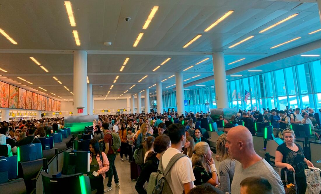 Las fallas ocasionaron largas filas. Foto: AP