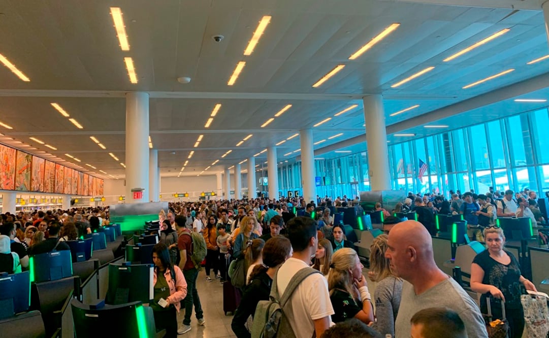 Las fallas ocasionaron largas filas. Foto: AP