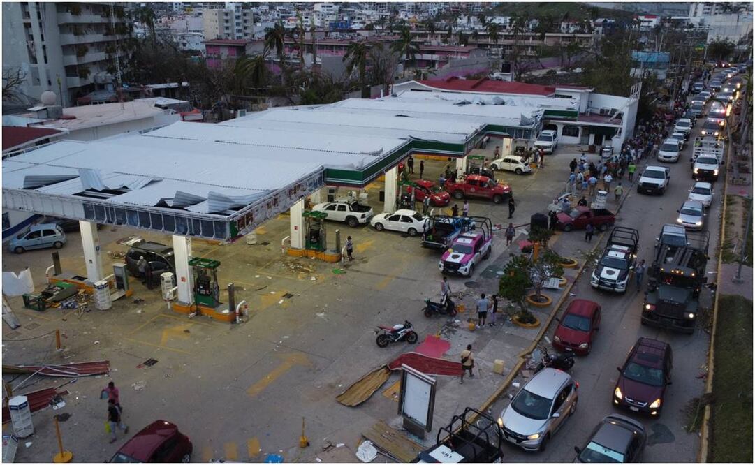 Reportan huachicoleo de combustible ante la falta de transporte. Foto: Diego Prado / EL UNIVERSAL