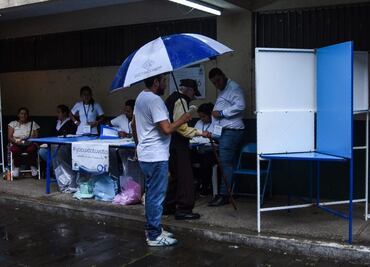 Cierran centros de votación en elección presidencial en Guatemala