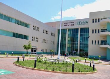 Detienen a mujer que intentó hacerse pasar por médico en hospital de Culiacán, Sinaloa