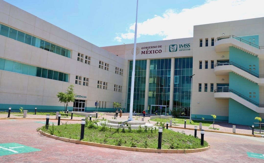 Detienen a mujer que intentó hacerse pasar por médico en hospital de Sinaloa. Foto: Gobierno de Sinaloa