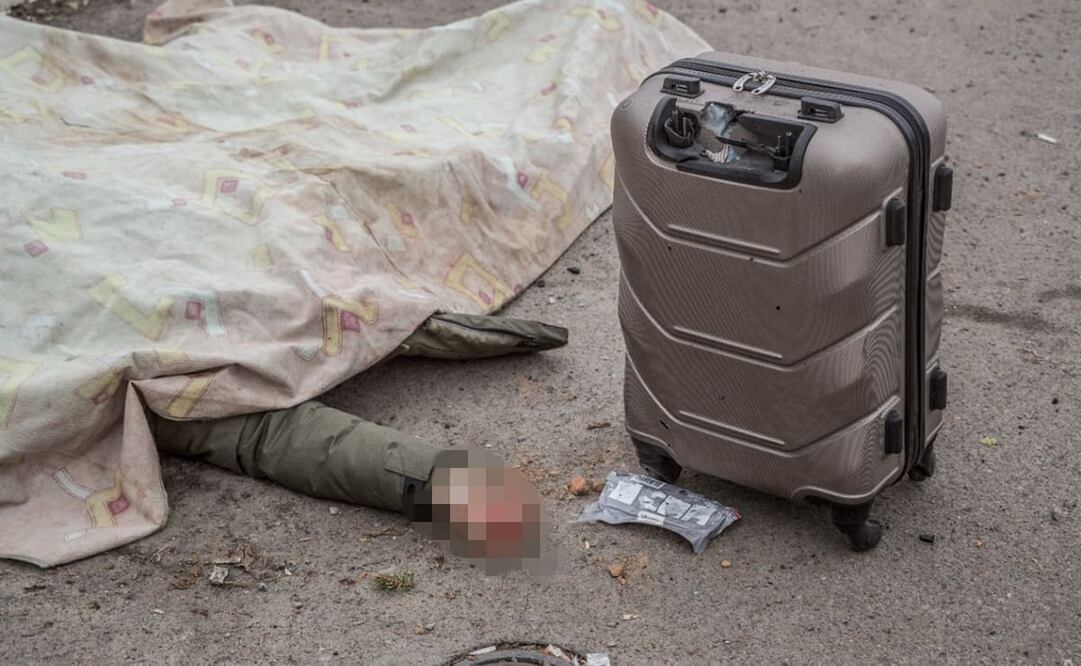 Ciudadanos de Ucrania que intentaban escapar de la ciudad de Irpin. Foto: EFE