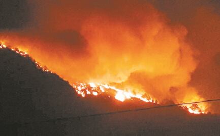 Viento reavivó incendio en la sierra de Santiago