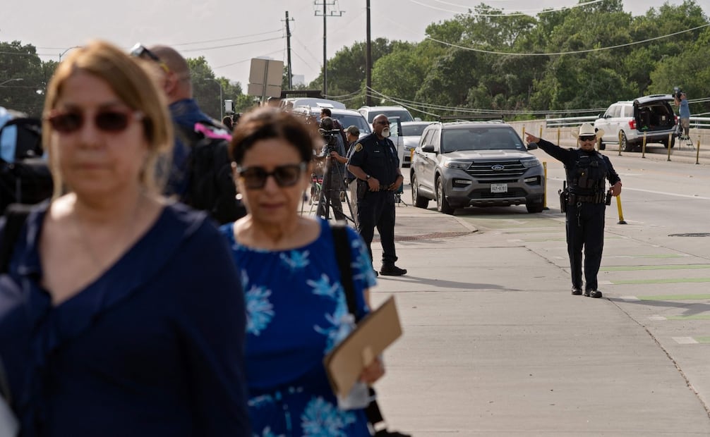 Habitantes de la comunidad hispana de Houston acudieron a la funeraria de East End para despedir a Lorenzo Salgado y acompañar a su familia (16/07/2026). Foto: AFP