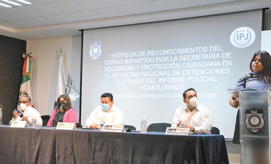 En la entrega de las certificaciones al personal de la fiscalía estatal, la senadora Elvia Marcela Mora Arellano destacó el esfuerzo de la dependencia para profesionalizar a los trabajadores de la i n st it uc ió n .