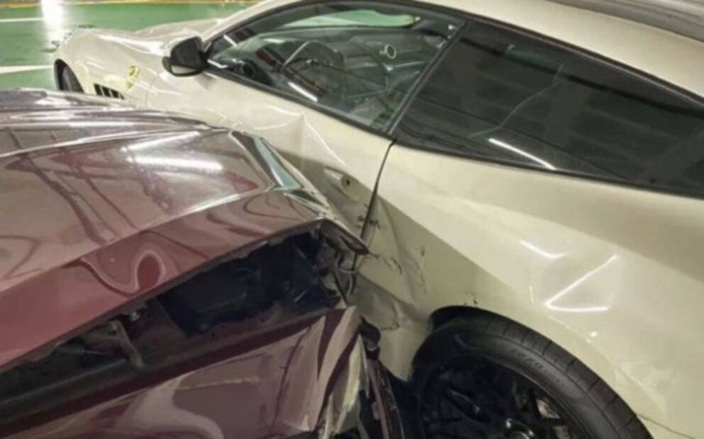 Pelea marital termina con un BMW estrellado en dos superautos de lujo