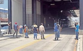 Con bloqueo, vecinos exigen obras de mitigación en Chalco por paso de Trolebús