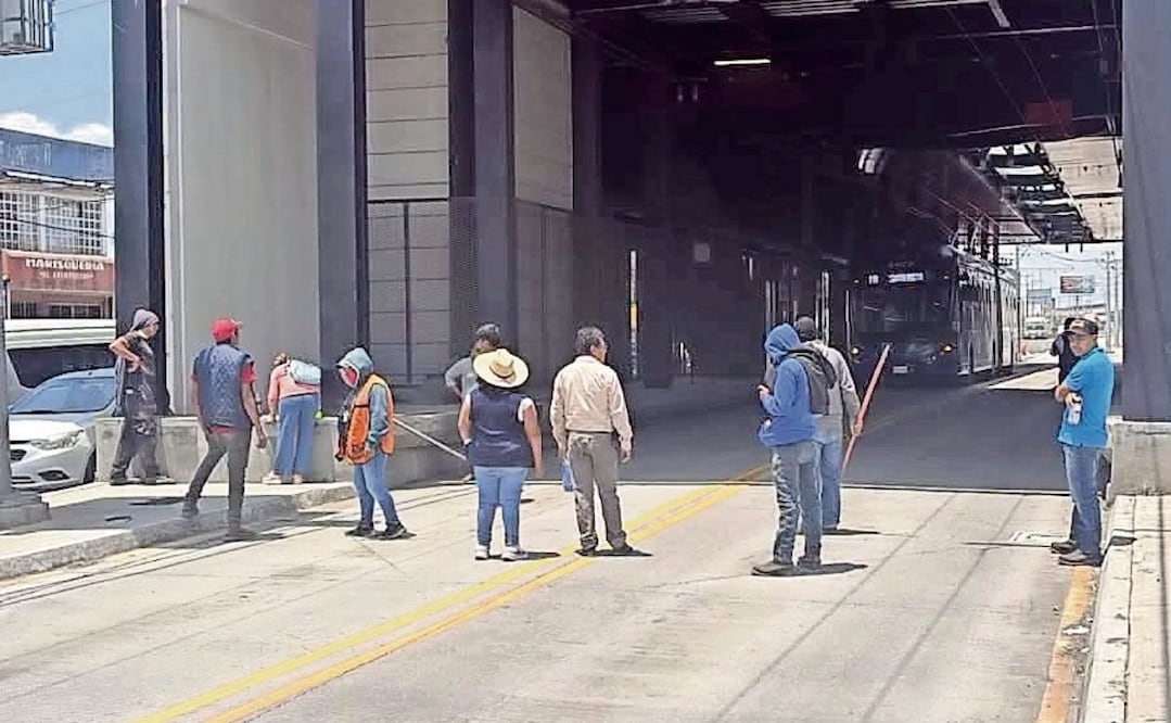 Durante dos horas, manifestantes impidieron la circulación del Trolebús en la estación Amalinalco. Foto: Especial