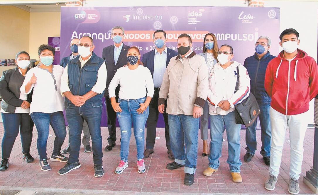 El gobernador (centro) detalló que se promoverán modelos de negocio enfocados al reciclaje y producción de artículos de PET. Foto: ESPECIAL