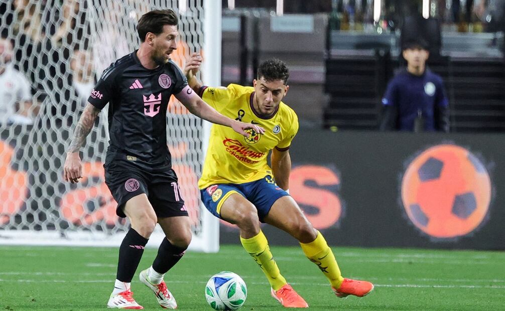 Lionel Messi en disputa por el balón con Sebastián Cáceres, durante el partido entre Inter Miami y América en el Allegiant Stadium - Foto: AFP