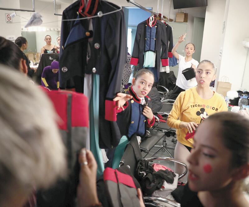 Niños y jóvenes se preparan para el ensayo del ballet que anoche inició temporada en el Auditorio Nacional. Fotos: DIEGO SIMÓN SÁNCHEZ. EL UNIVERSAL