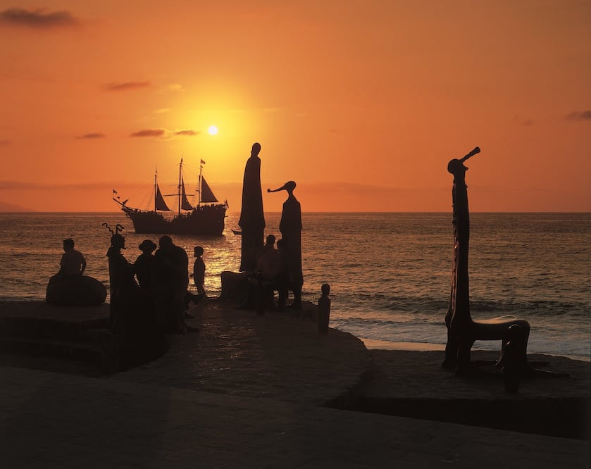 Date una vuelta al atardecer en el Malecón. Encontrarás un conjunto de esculturas, entre ellas las de Alejandro Colunga. Foto: Cortesía OCV Puerto Vallarta