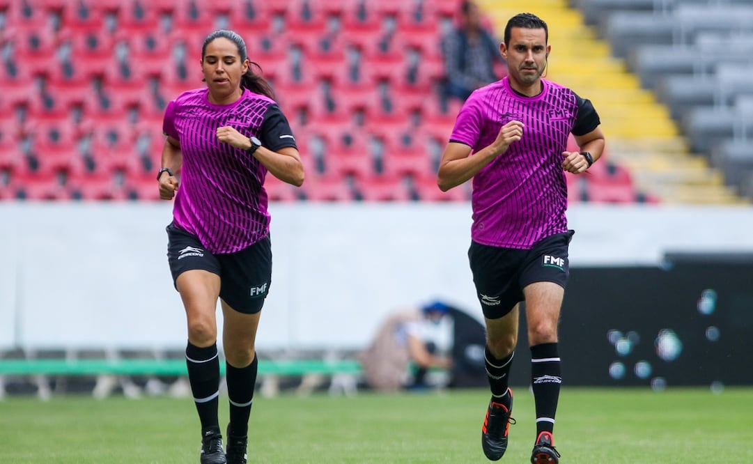Karen Janett Díaz Medina arbitra asistente y César Arturo Ramos Palazuelos - FOTO: Imago7