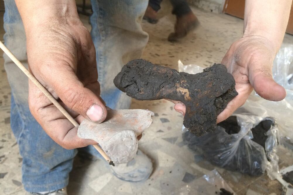 Los vestigios arqueológicos se hallaron durante los trabajos en un colector (ESPECIAL)
